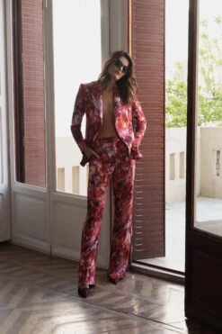 BCBGMAXAZRIA Washed Floral Pant -BCBGMAXAZRIA Shop BCBG ISABELI LOOK6 0418 Secondary c70d8072 fb56 431f a659 aab99ab37072